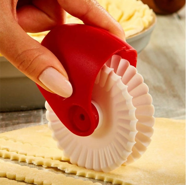 Pastry Lattice Dough Cutter – Plastic Roller Wheel for Pizza, Pies & Quiches (Red & White)